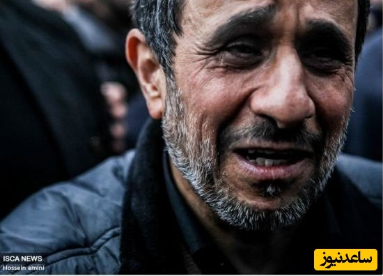 ظاهر غیرمنتظره احمدی‌نژاد در روز وداع با خواهرش! رئیس جمهور سابق بدون لباس مشکی و صورتی اصلاح شده در مراسم خاکسپاری خواهرش حاضر شد.
