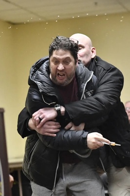 ببینید| حمله به نماینده مسلمان کنگره آمریکا با یک شئ ناشناخته در جلوی دوربین‌ها!+ویدیو