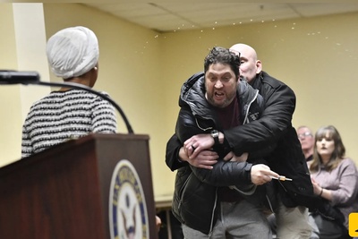 ببینید| حمله به نماینده مسلمان کنگره آمریکا با یک شئ ناشناخته در جلوی دوربین‌ها!+ویدیو