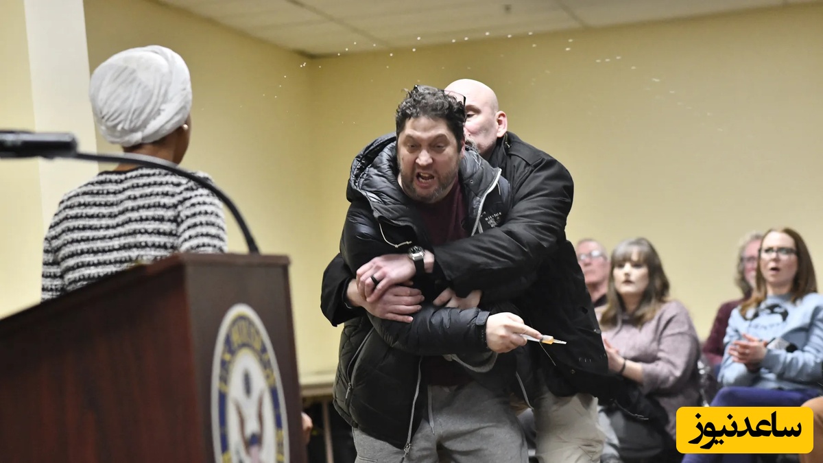 ببینید| حمله به نماینده مسلمان کنگره آمریکا با یک شئ ناشناخته در جلوی دوربین‌ها!+ویدیو