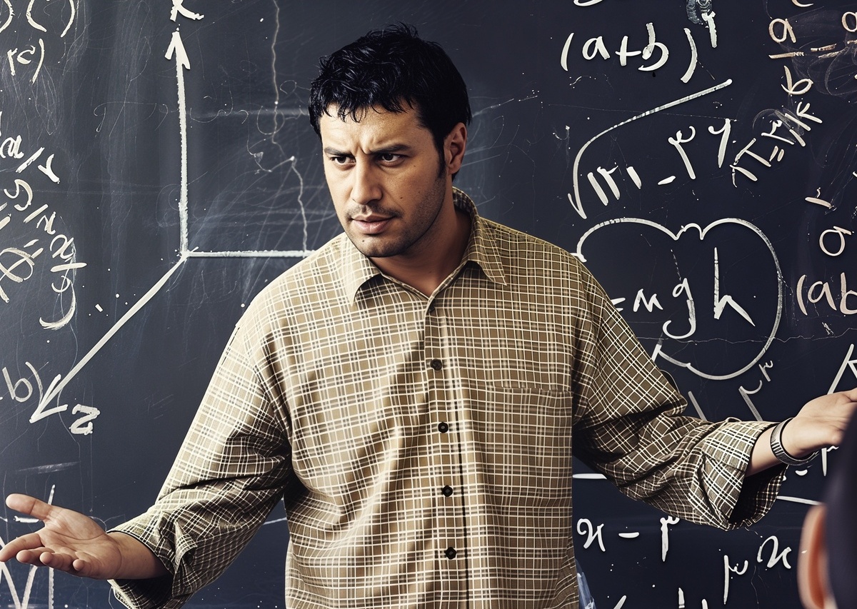 (ویدیو) موقعیت: وقتی ناظم میگفت این زنگ معلم ها جلسه دارن/ همه‌مون تو دوران مدرسه معلمی مثل جواد عزتی داشتیم عصبانی و سخت‌گیر اما تاثیرگذار!😂