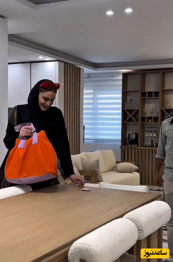 نگاهی به چیدمان منزل مریم مومن بازیگر خوب کشورمان به سبک مینیمال/ قفل دیجیتال ضد سرقت، مبلمان راحتی و مدرن، دیوار های جنس چوب راش، شلف مشرف به پذیرایی خانه و...