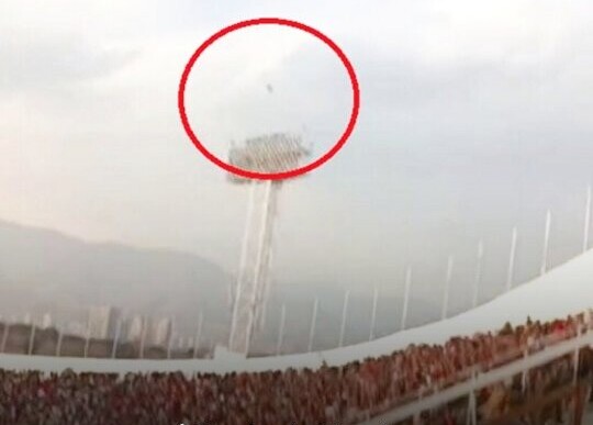 زمین فوتبال یا میدان جنگ؛ پرتاب هوایی آجر به سمت هواداران تراکتور/ در آزادی چه خبر بود؟+فیلم