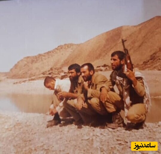 شهید ناصر حاجی حسین کلهر، سمت راست تصویر