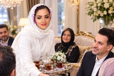 ببینید | شوخی که مبینا نصیری با سینی چای در مراسم خواستگاریش کرد، یخ مجلس رو آب کرد!