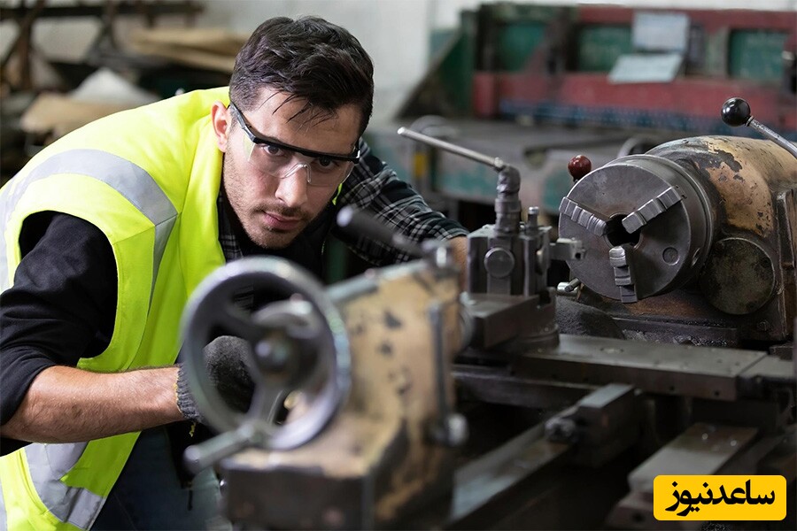 خلاقیت مشاغل؛ ایده غش‌آور اوستا تراشکار تنبل برای درست کردن چای شیرین با ابزار کارش+ ویدیو/اینو اگه 10 بار ببینید، 11 بار می‌خندید🤣🤣