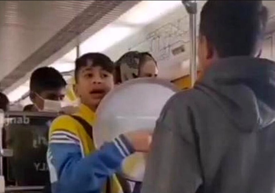فیلم پربازدید از خوانندگی پسر زیبارو در مترو با حنجره طلایی / دف می زد و می خواند