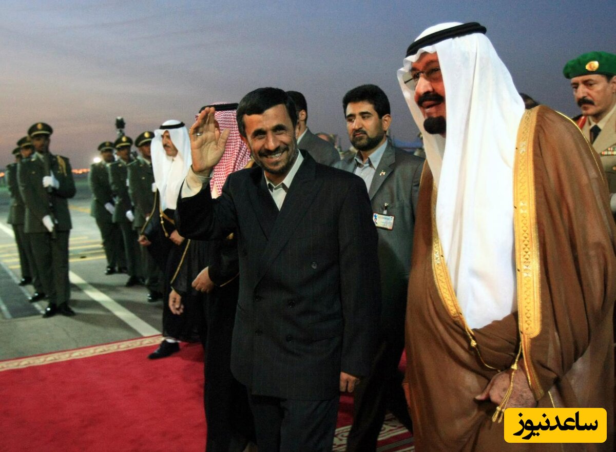 (عکس) تصویر پشت وانتی دیده نشده از احمدی نژاد و مشایی با لباس احرام در عربستان / خب آبرومون رو چرا میبری مرد؟