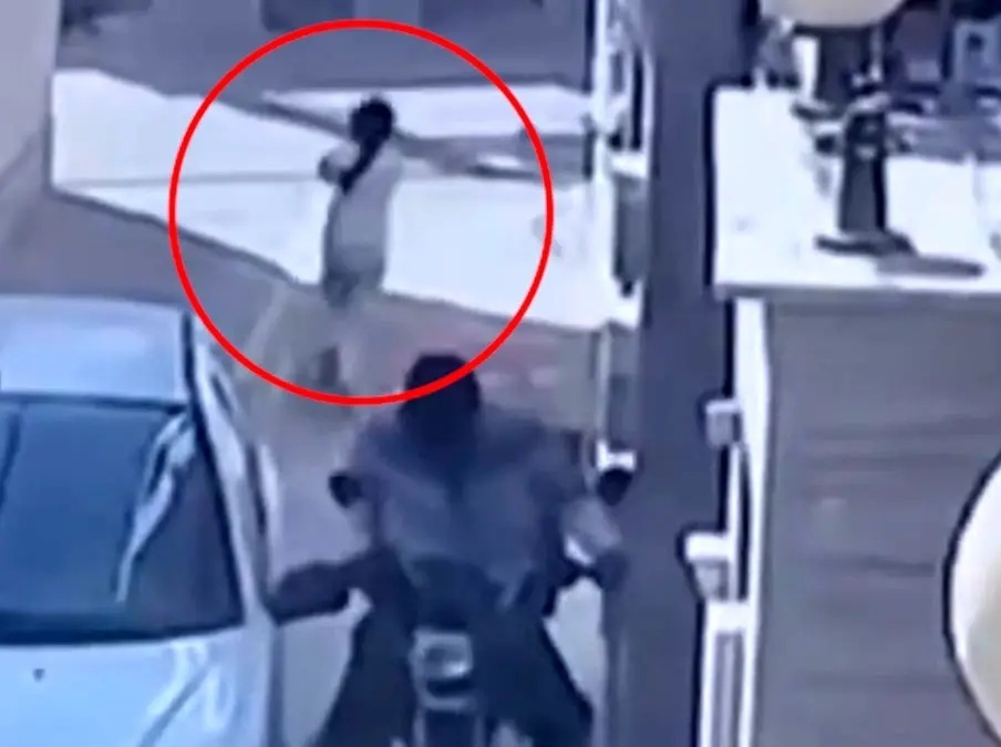 لحظه هولناک سرقت گوشواره دختر بچه 8 ساله / خانواده‌ها بیشتر مراقب فرزندانتان باشید