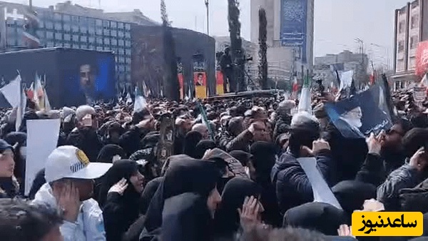 سلام نظامی مردم به فرمانده کل قوا در تشییع فرماندهان شهید جنگ رمضان در تهران