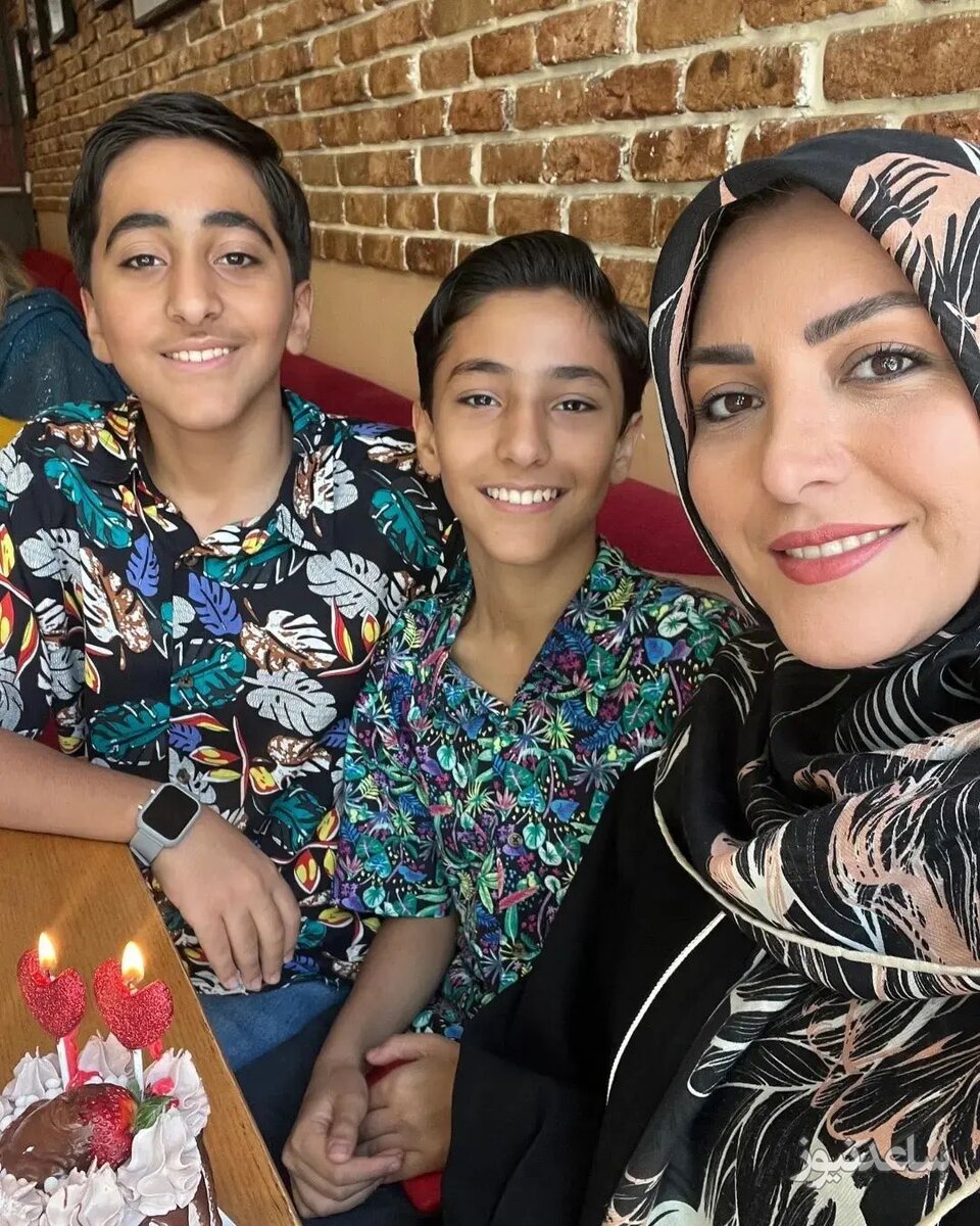 المیرا شریفی در کنار پسرانش