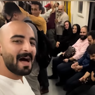 اجرای پر احساس پسر ایرانی با آهنگ قرارمون یادت نره منصور/دیگه مترو تبدیل به استودیو خوانندگی شده!