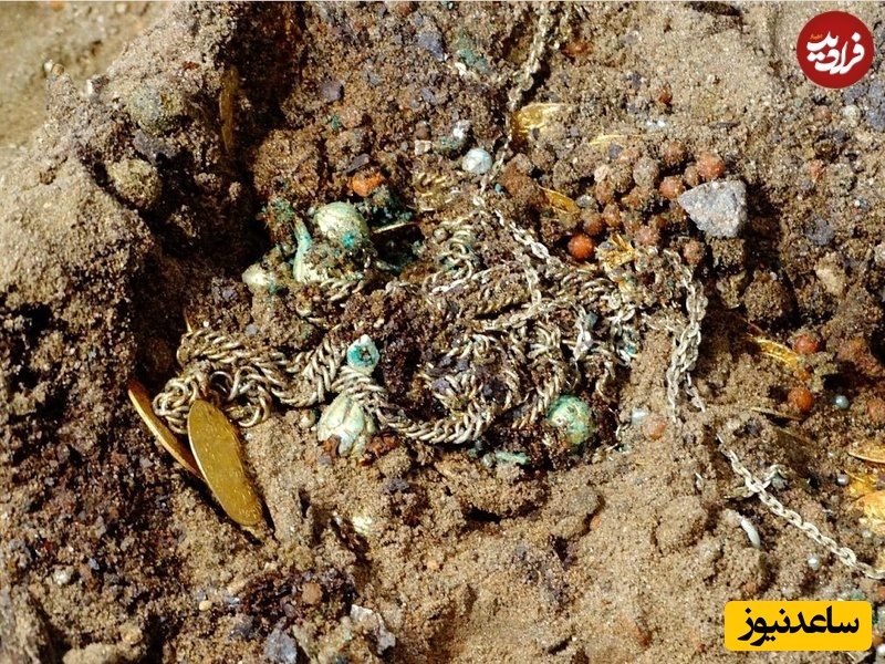 بخشی از  گنجینه در لحظۀ کشف؛ این گنجینه شامل سکه‌های طلا و انواع جواهرات است