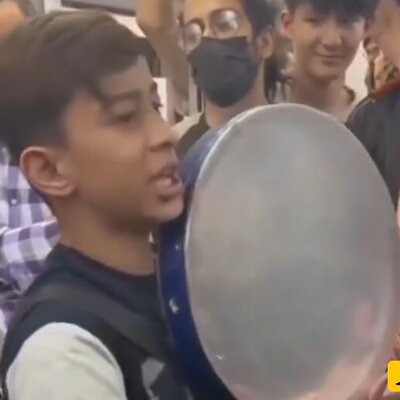 (فیلم) غوغای دف نوازی و خوانندگی پسر نوجوان در متروی تهران/ دل یه ملت رو شاد کرد😍👌