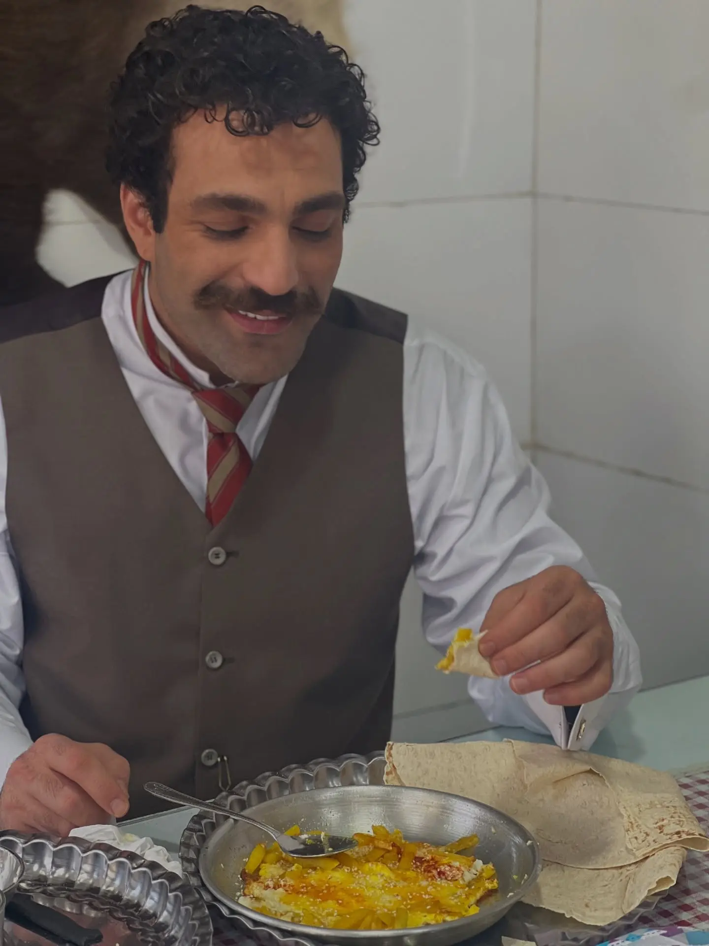 آغوش پر محبت حمید صفت برای سروین نوه بصیرخان در پشت صحنه سریال بامداد خمار/چقدر دلمون برای این قاب تنگ شده بود