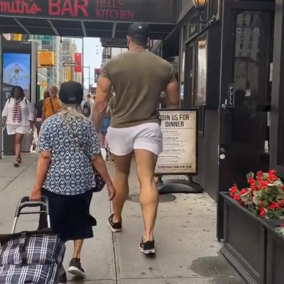 (ویدئو) پرسه زنی مرد غول نما در خیابان/ جناب هرکول از یه سیاره دیگه ای اومده؟