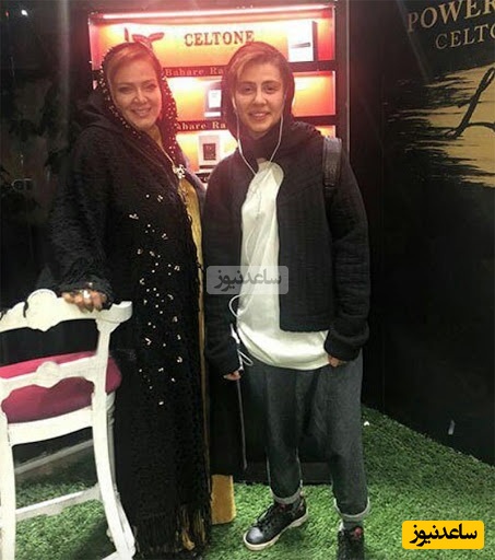 نگاهی به تیپ و استایل عجیب دختر بهاره رهنما با دسته گُلی بزرگ در وسط کوچه +عکس/ اون گلدونه این وسط چی میگه