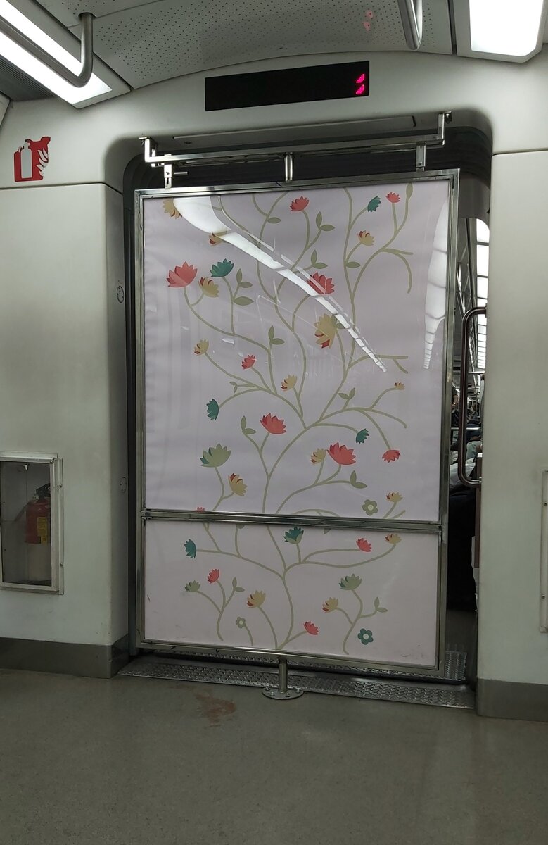 توضیح درباره عکس بحث‌برانگیزِ واگن‌ زنان در مترو: اگر مردم طرح گل را دوست ندارند آن را عوض می کنیم!
