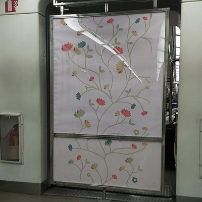 توضیح درباره عکس بحث‌برانگیزِ واگن‌ زنان در مترو: اگر مردم طرح گل را دوست ندارند آن را عوض می کنیم!