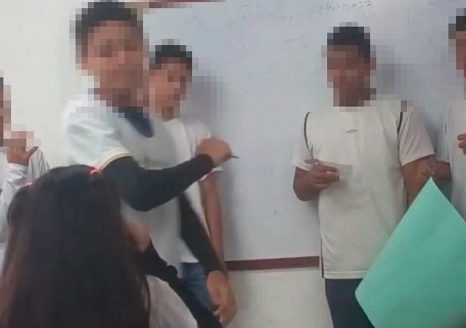 (ویدئو) حمله کشنده یک دانش آموز به همکلاسی خود با خودکار!