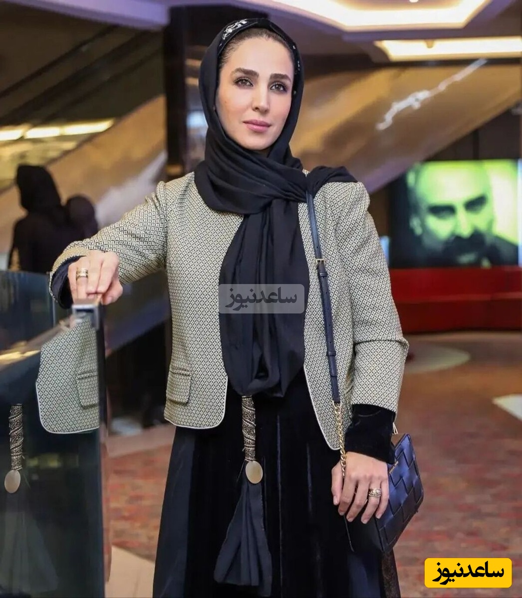 استایل امروز/ سوگل طهماسبی در رونمایی از کتاب من شاعر نیستم؛ پالتویی طرح‌دار با نقوش سنتی به رنگ‌های آبی و قهوه‌ای به همراه شلوار آبی‌رنگ و چکمه چرم قهوه‌ای!