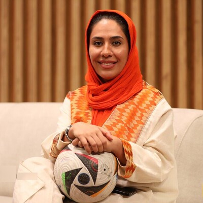 این دختر به عنوان اولین بانوی ایرانی فوتبال گزارش کرد! + فیلم لحظه گزارش