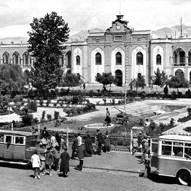 سفر به تهران قدیم؛ پوشش رسمی مردم پایتخت در خیابان معروف 75 سال پیش+عکس