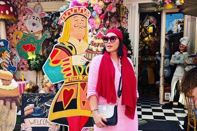 وقتی همسر محمد علیزاده با یه تیر چند تا نشون میزنه؛ سارا منجزی‌پور تولد خودش و دخترش و کریسمس رو توی یه روز برگزار کرد!+ویدیو