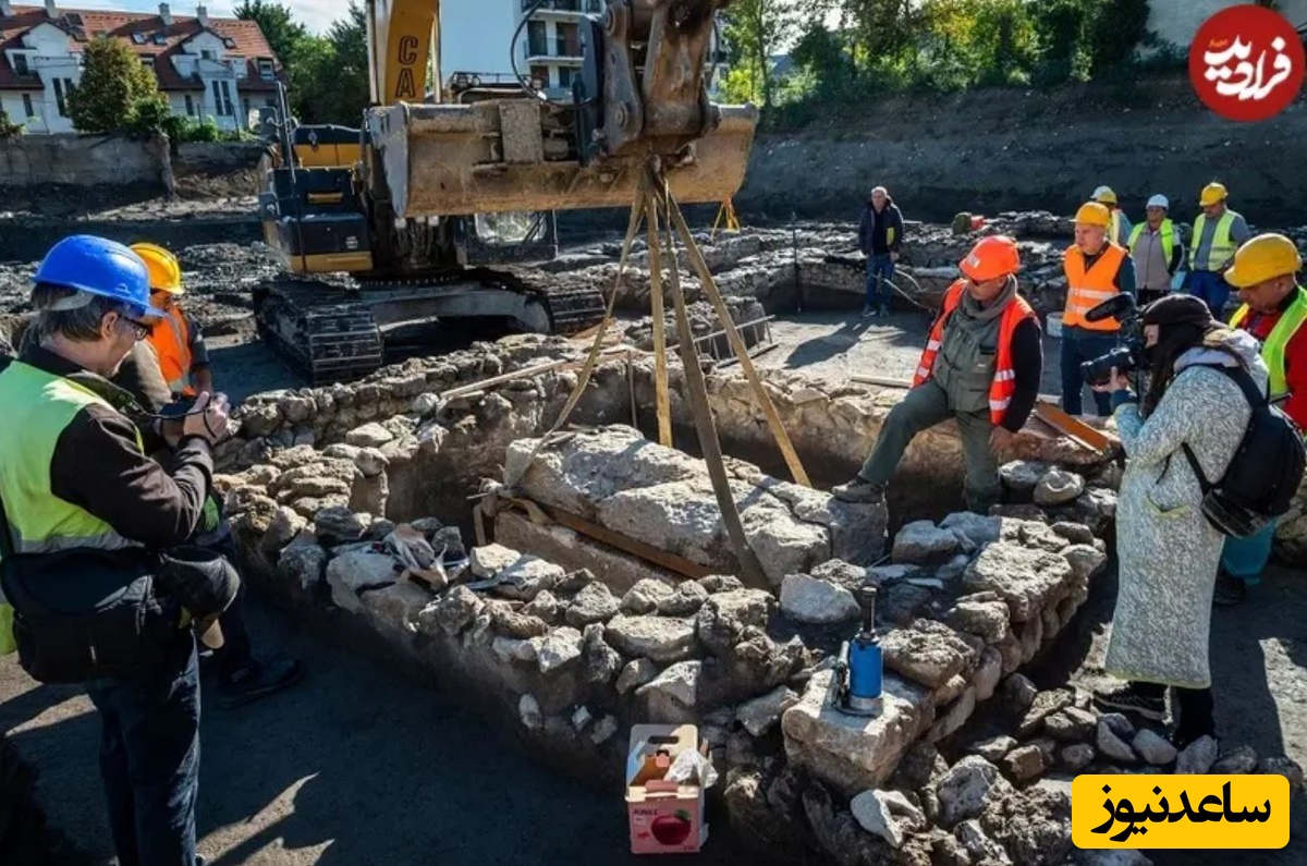 باستان شناسان در حال برداشتن درب سنگی تابوت
