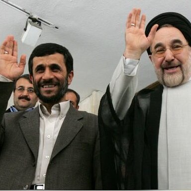 ویدیویی از استقبال محمود احمدی نژاد از محمد خاتمی در زمانی که استاندار اردبیل بود/ اگه بهش میگفتن 8 سال بعد قراره بری پاستور باورش نمیشد