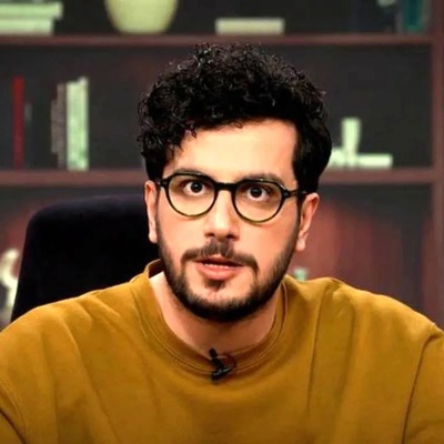وقتی کمدین مشهور جوش می‌آورد؛ پاسخ دندان‌شکن امیرحسین قیاسی به کاربری که او را بی‌سواد خواند! +عکس