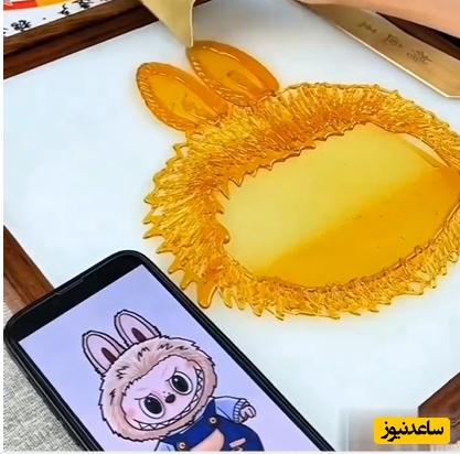 وقتی پشتکار و استعداد وخلاقیت تویِ یک نفر جمع میشه و اینجوری محشر به پا میکنه؛ هنرنمایی جالب در طراحی چهره لبوبو فقط با قند ذوب شده!+ویدیو