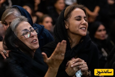 نگاهی که هنوز رفتن پدر را باور نکرد؛ درد جانکاه دختر اکبر عبدی در مراسم شب هفتم پدرش