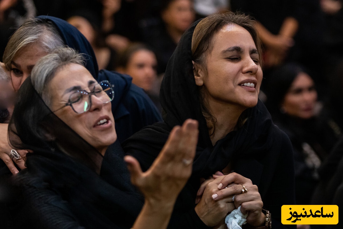 نگاهی که هنوز رفتن پدر را باور نکرد؛ درد جانکاه دختر اکبر عبدی در مراسم شب هفتم پدرش
