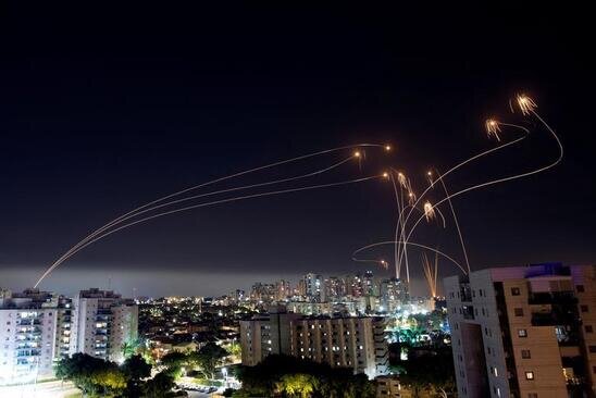 رهگیری موشک های شلیک شده از سوی جنبش جهاد اسلامی به شهر بندری عسقلان اسراییل از سوی سامانه گنبد آهنین/ رویترز