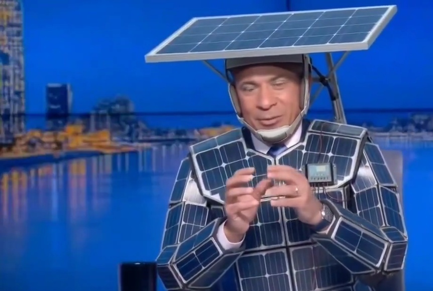 ببینید | ابتکار مجری تلویزیون مصری برای یادآوری بحران انرژی حاصل از جنگ در منطقه