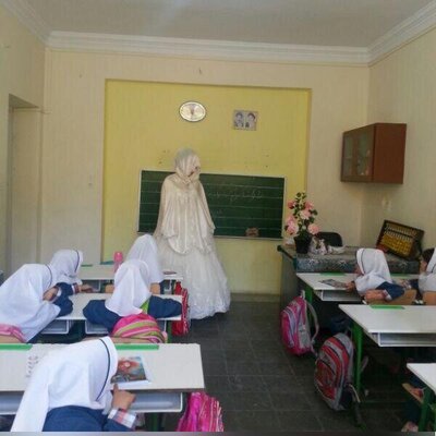 خلاقیت منحصربفرد دانش آموز تهرانی با آرایش معلم اش برای روز عروسی حماسه آفرید+ویدئو/ دست مریزاد واقعا😍