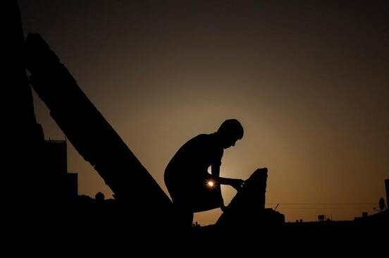 پسر فلسطینی روی بام خانه ویران شده اش در حمله هوایی اخیر اسراییل به غزه، ایستاده است./ رویترز