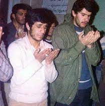 محمود احمدی نژاد در حال اقامه نماز