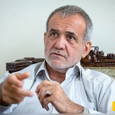 نگاهی به دکوراسیون بدون زرق و برق خانه مسعود پزشکیان؛ از مبلمانی قدیمی و نوستالژی تا ردپای صنایع دستی اصفهان بر دیوار و گلهای مصنوعی به سبک خانه مادربزرگ‌ها+عکس