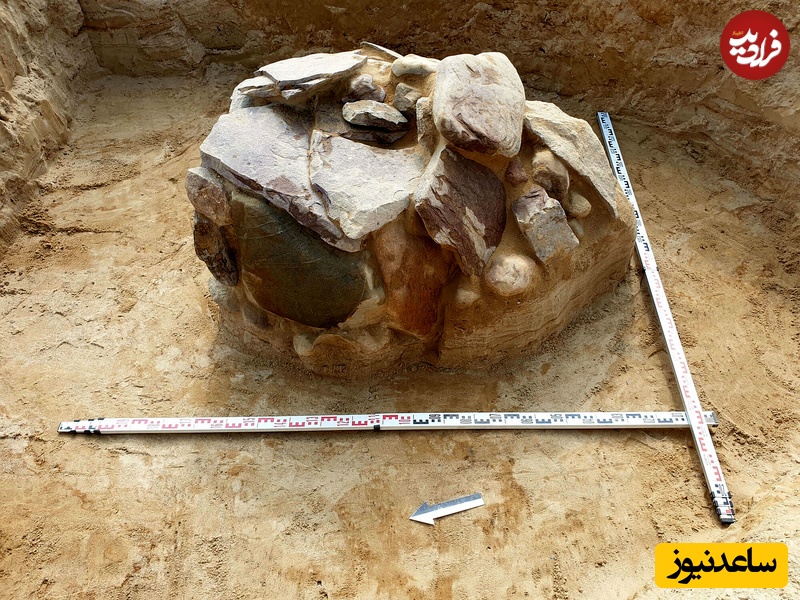 ظرف سفالی در  مقبره‌ای یافت شد که سنگ‌هایی به رنگ‌های مختلف روی آن قرار داشتند