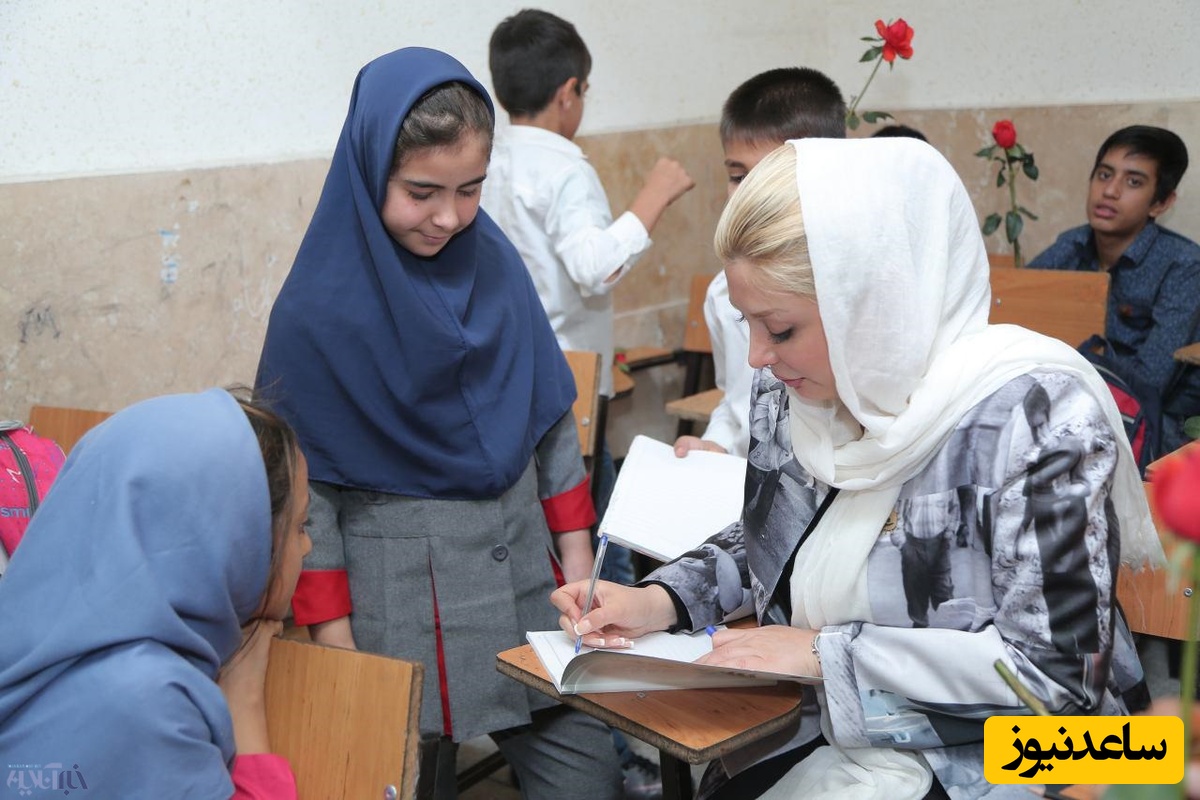 به صدا درآوردن زنگ آغاز سال تحصیلی جدید به دست نیوشا ضیغمی؛ ابتکار خانم بازیگر در پوشیدن مانتویی با تصویر کودکان کار و اهدای گل به دانش آموزان+عکس