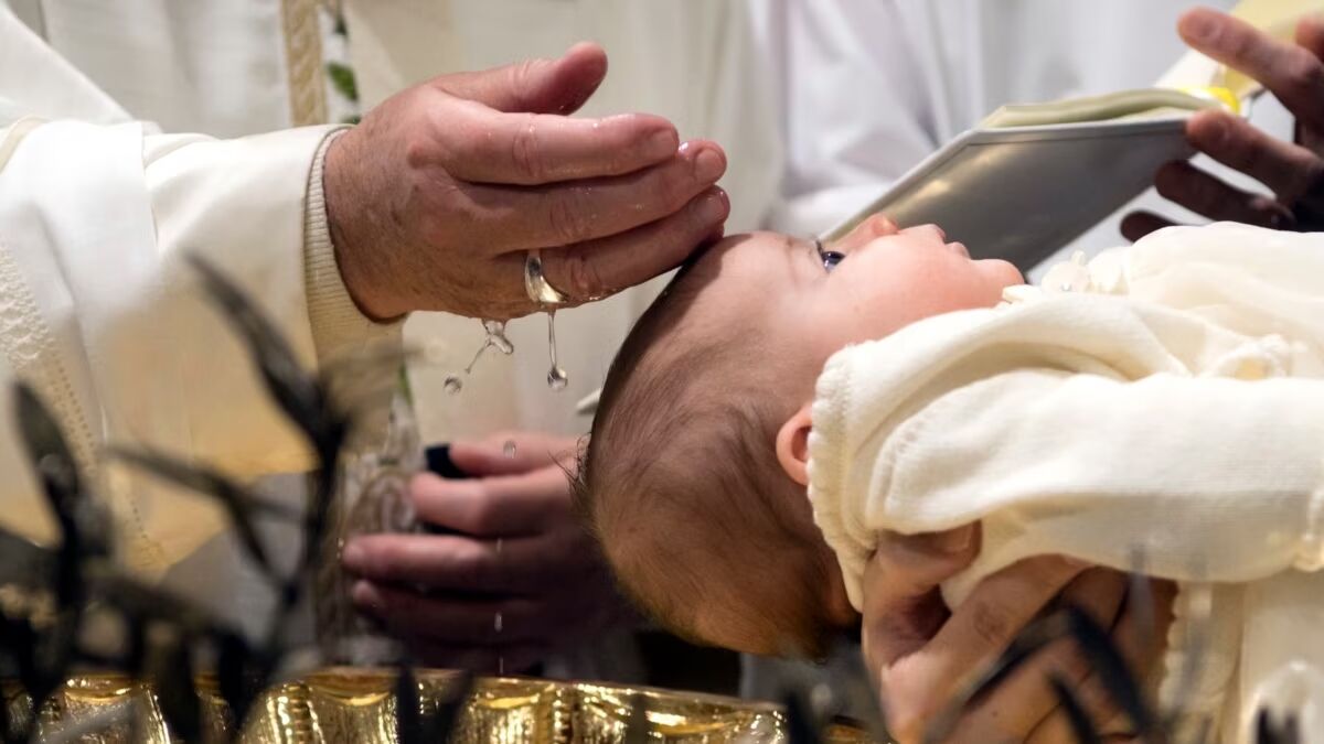 غسل تعمید وحشتناک یک کشیش برای کودک تازه متولد + فیلم