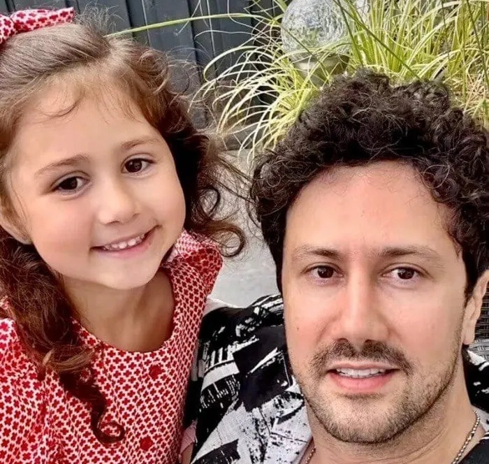 ببینید نبات دختر قرتی شاهرخ استخری از الان چجوری به قر وفرش میرسه/ همش یه دستش به کلاهشه که مدلشو درست کنه😂😍