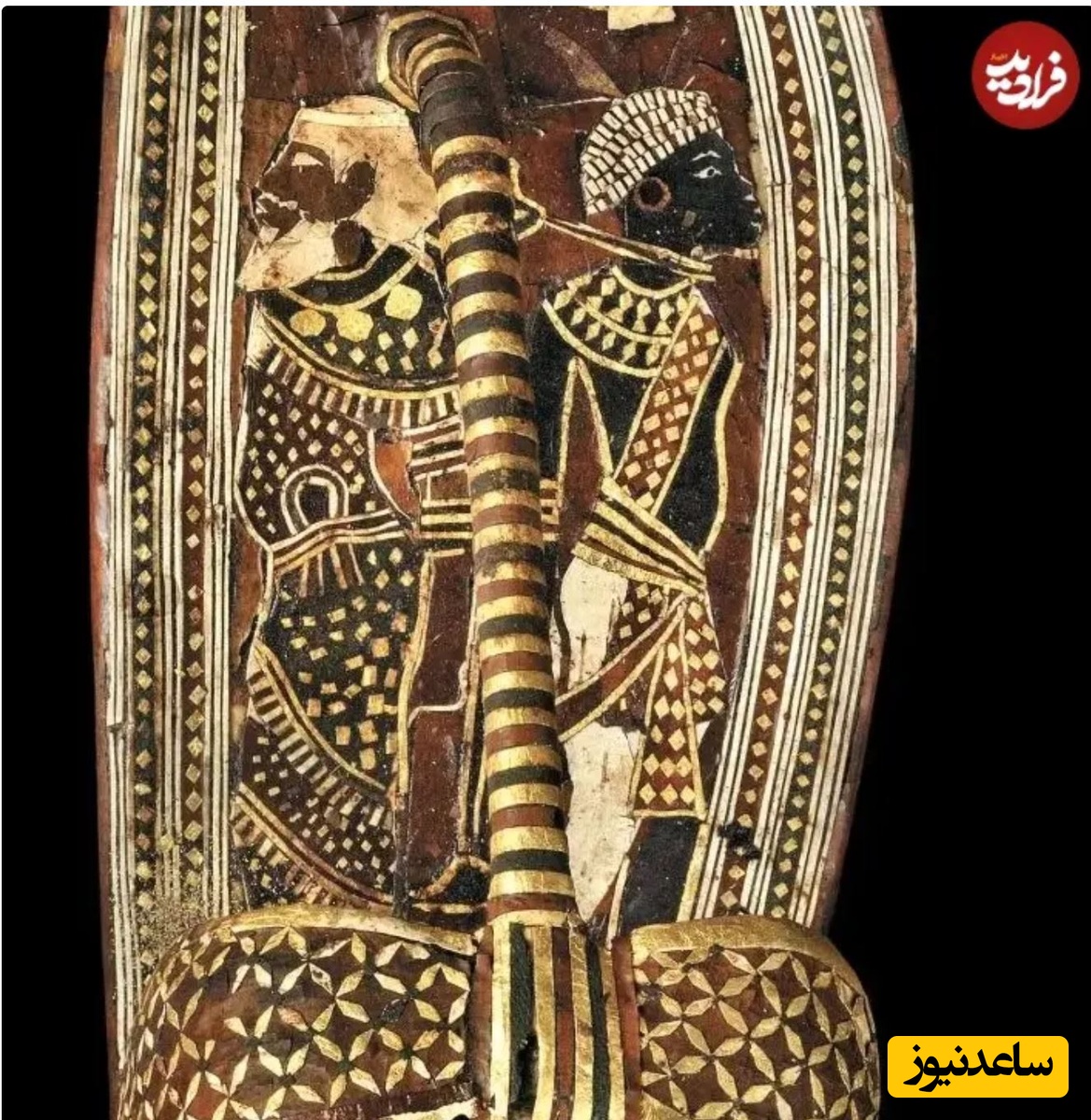 تصویر دو فرد با دست‌های بسته در قسمت کفی صندل؛ این تصویر نمادی از لگدمال شدن دشمنان در زیر پای فرعون بود