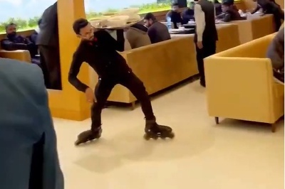 آشنایی با خلاقیت گارسونی که برایش گران تمام شد؛ وقتی به جای مشتری، زمینِ رستوران را سیر کرد😂😂+فیلم