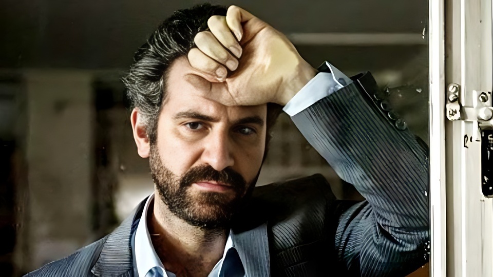 (ویدیو) سفری به دوران معلمی هوتن شکیبا/ اون‌قدر اذیتش کرده که شاگردش دیگه مرز جنون رو رد کرده!/ علاوه بر دخترا پسرا هم از دستش آرامش ندارن😂