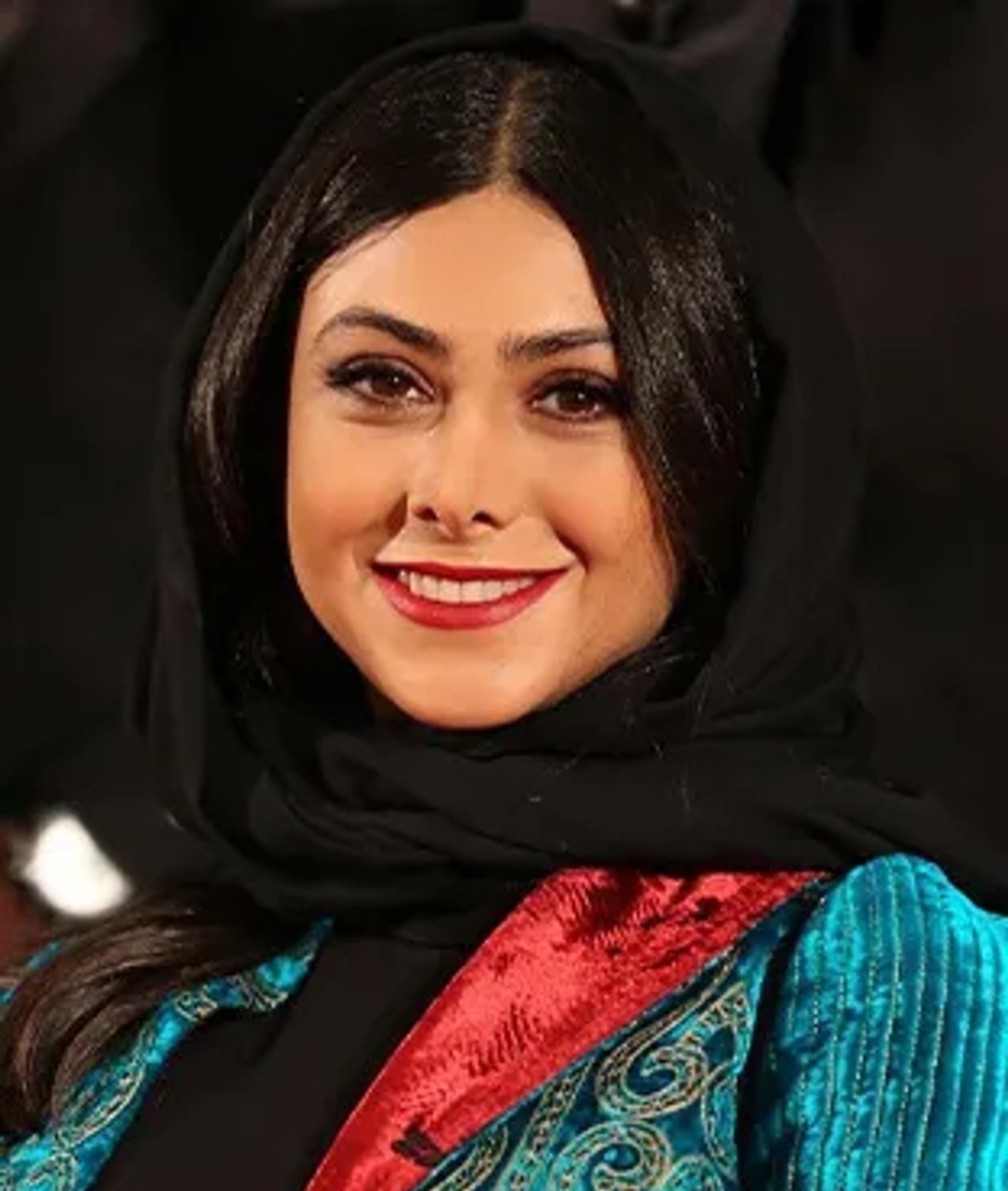 (ویدیو) بامزه ‌ترین خاطره آزاده صمدی از روز اول مدرسه: مامانم گریه میکرد منم گریم گرفته بود گفت میخوای ...😂