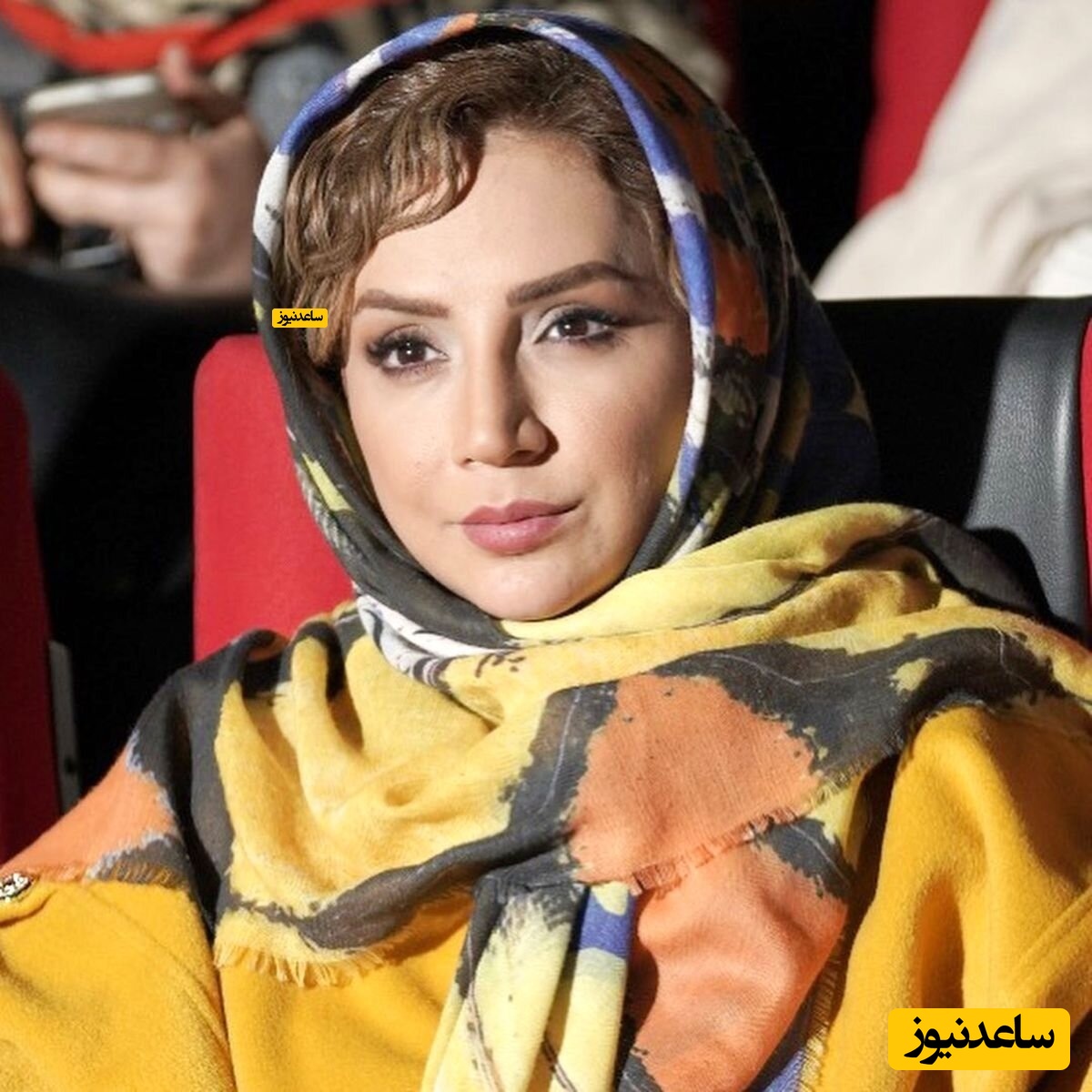 ترکیب رنگ جذاب لباس خانم بازیگر با یک جعبه گل