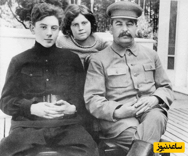 استالین در کنار فرزندانش